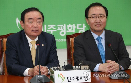 장병완 민주평화당 원내대표(왼쪽)와 노회찬 정의당 원내대표. 사진=연합뉴스